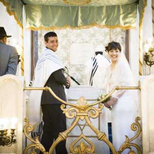scena di un matrimonio ebraico alla sinagoga ebraica sul lungotevere ’de Cenci a Roma